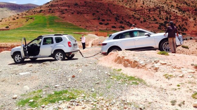 un-dacia-duster-sauve-un-porsche-macan-bloque-lors-d-essais-presse-11135529kwlji_2038.jpg?v=4