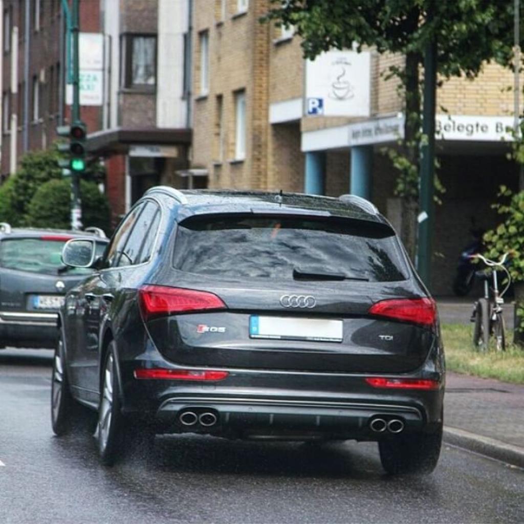 111539AUDISQ51600.jpg