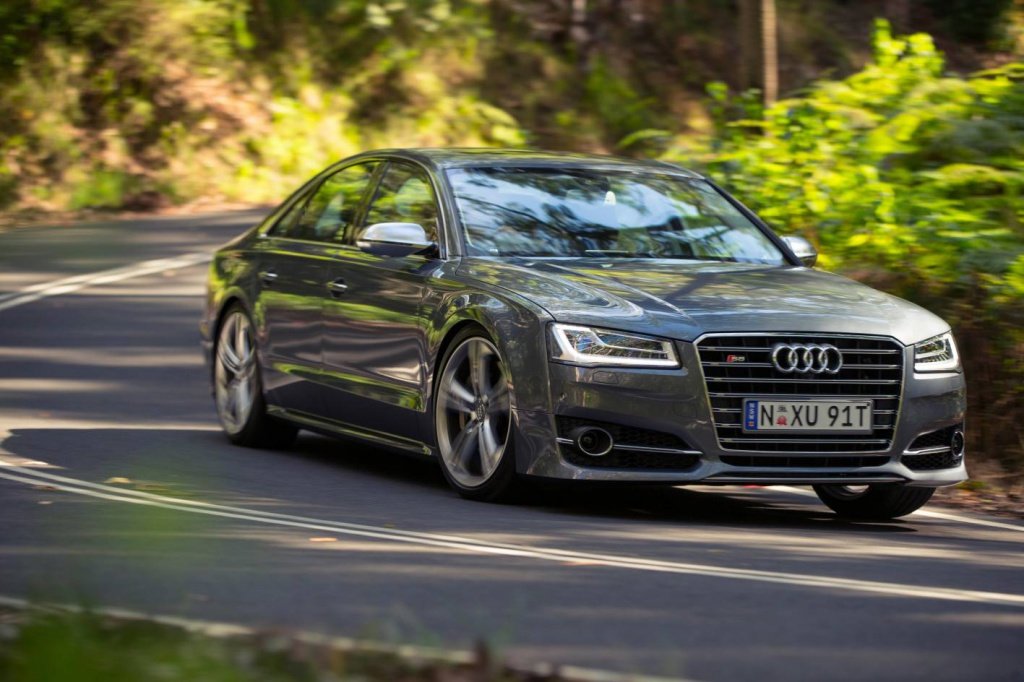 1138922014AudiS8sedanfrontquarterrolling