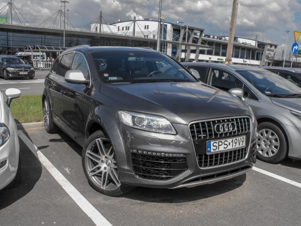 1189922134AUDIQ7V12.jpg