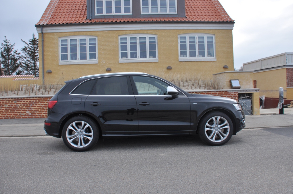 120937AUDISQ5531.jpg