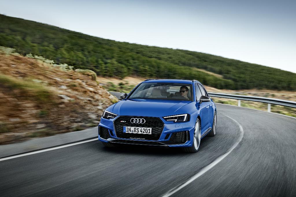 121252AUDIRS4B90040.jpg