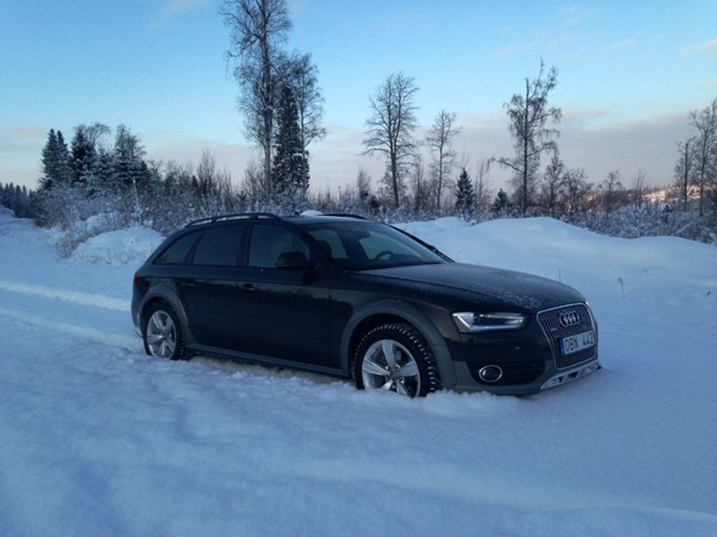 128900839AUDIA4ALLROAD.jpg