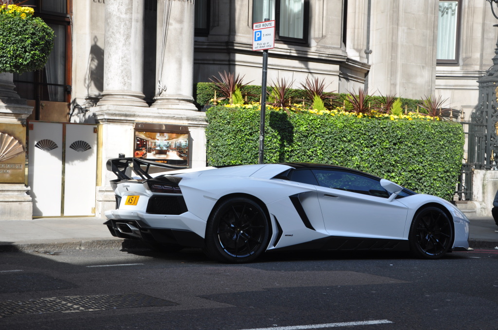 129452920LAMBORGHINIAVENTADOR.jpg