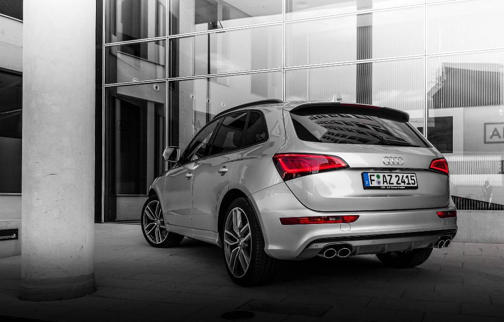 136345AUDISQ51705.jpg