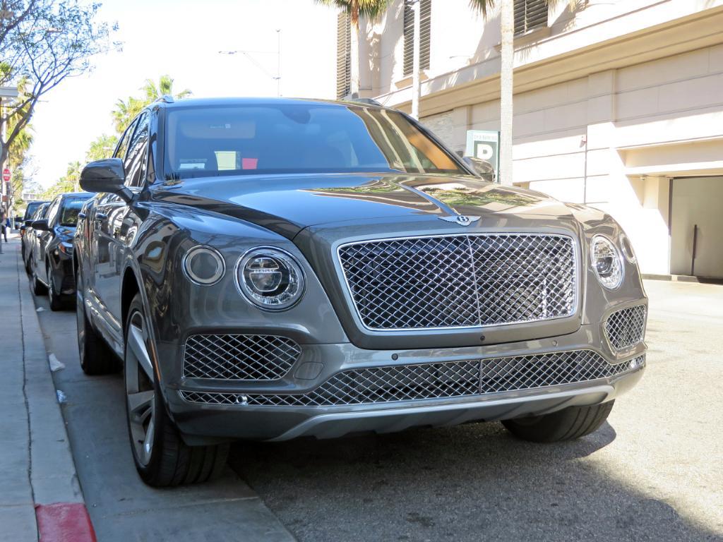 137516BENTAYGA0513.jpg