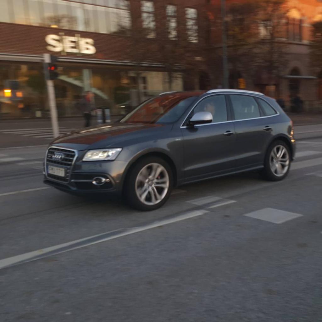 143491AUDISQ52245.jpg