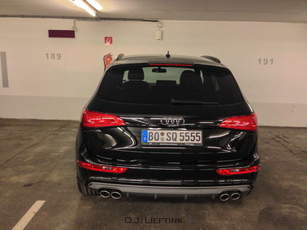 147139AUDISQ5812.jpg