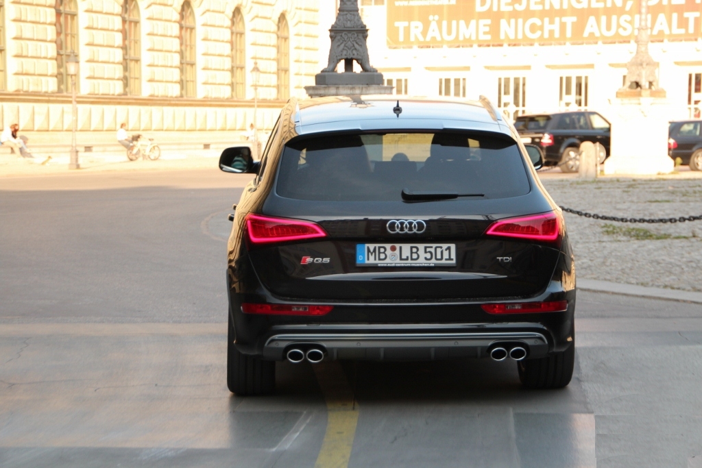 152582AUDISQ5846.jpg
