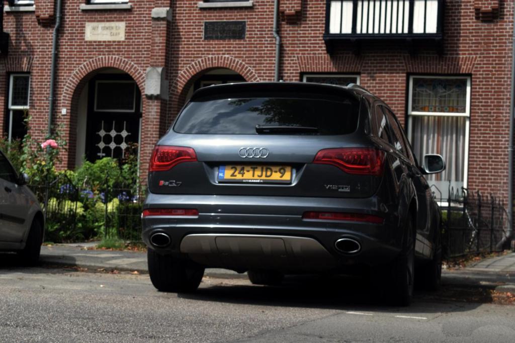 1553592206AUDIQ7V12.jpg
