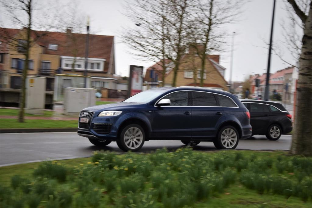 1606022144AUDIQ7V12.jpg