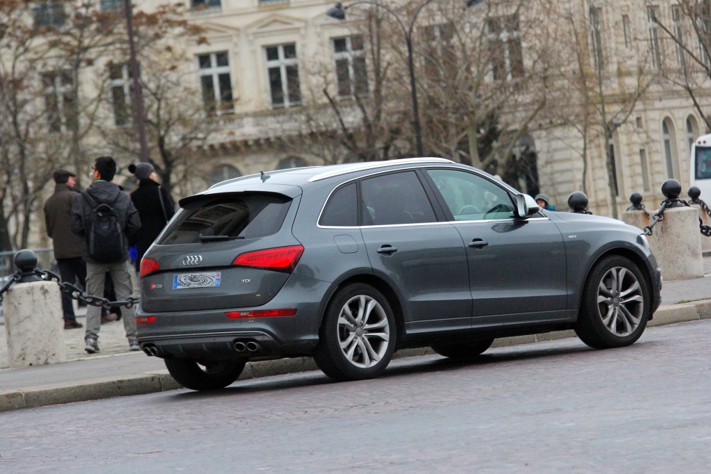 177001AUDISQ5943.jpg
