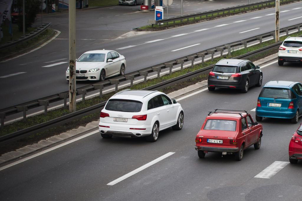 1862322191AUDIQ7V12.jpg
