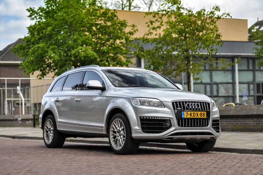 1895222155AUDIQ7V12.jpg