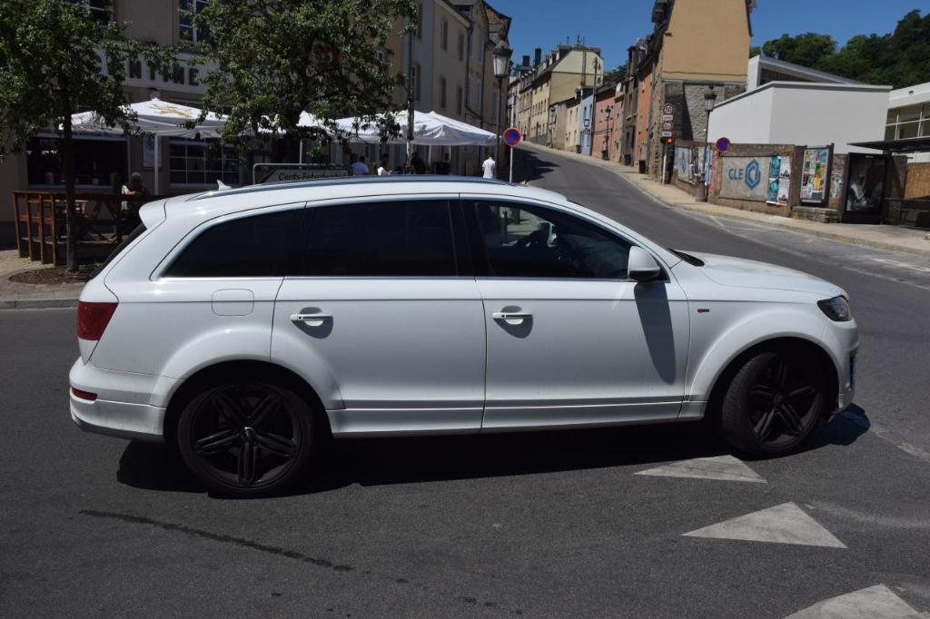 1927422213AUDIQ7V12.jpg