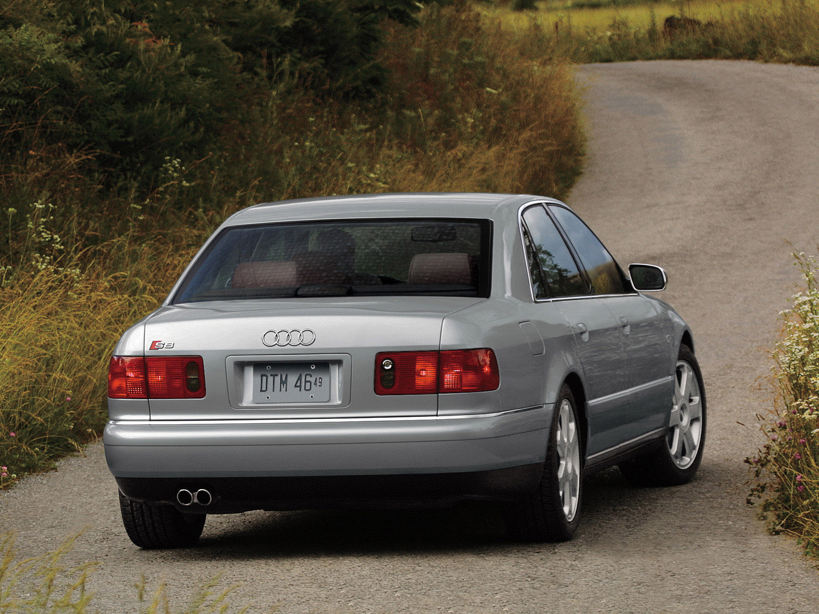 1999_Audi_S8_%28_D2_%29_-_USA_version_005_2922.jpg