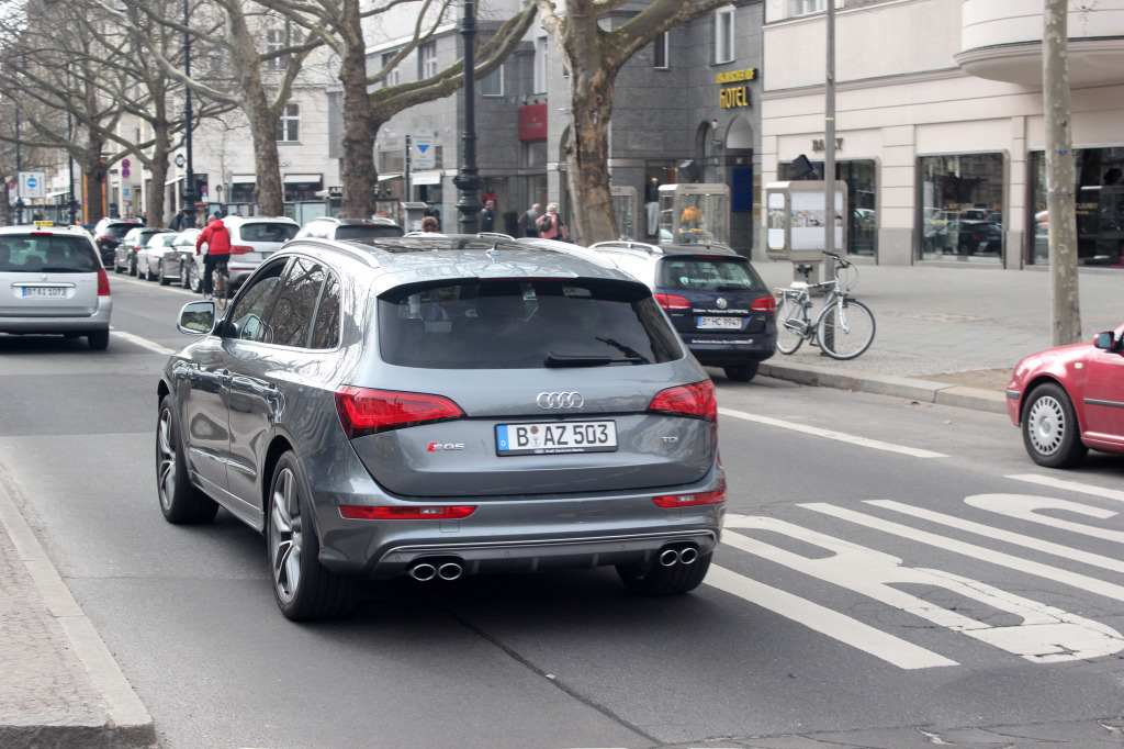 200257AUDISQ5361.jpg