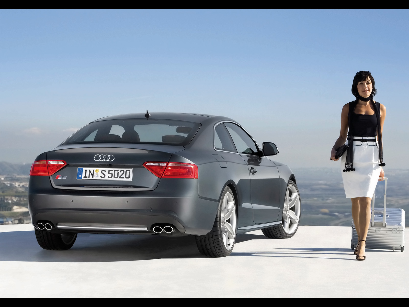 2008-Audi-S5-Rear-Angle-Woman-1600x1200.jpg