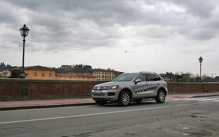 2011-vw-touareg-front-three-quarter-city-wide.jpg