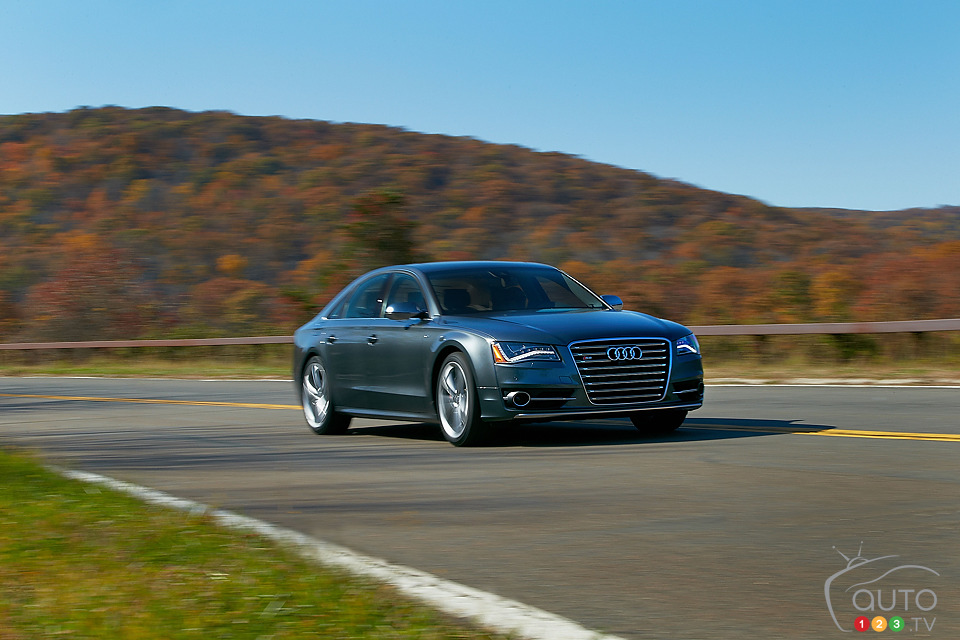2013-audi-s8-003.jpg