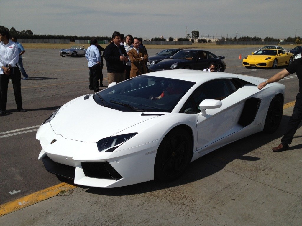 201351292LAMBORGHINIAVENTADORESQUIROU.jpg