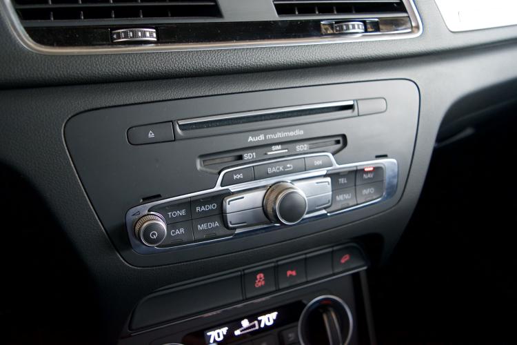 2016-audi-q3-gray-mmi-controls.jpg