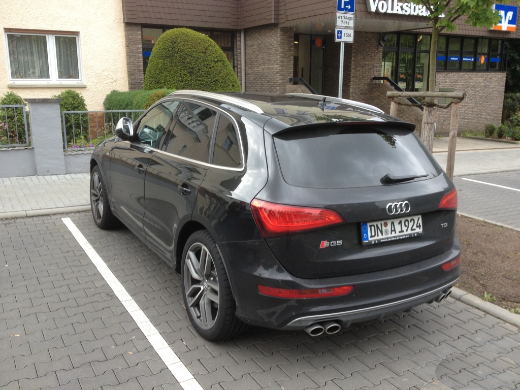 203199AUDISQ5721.jpg