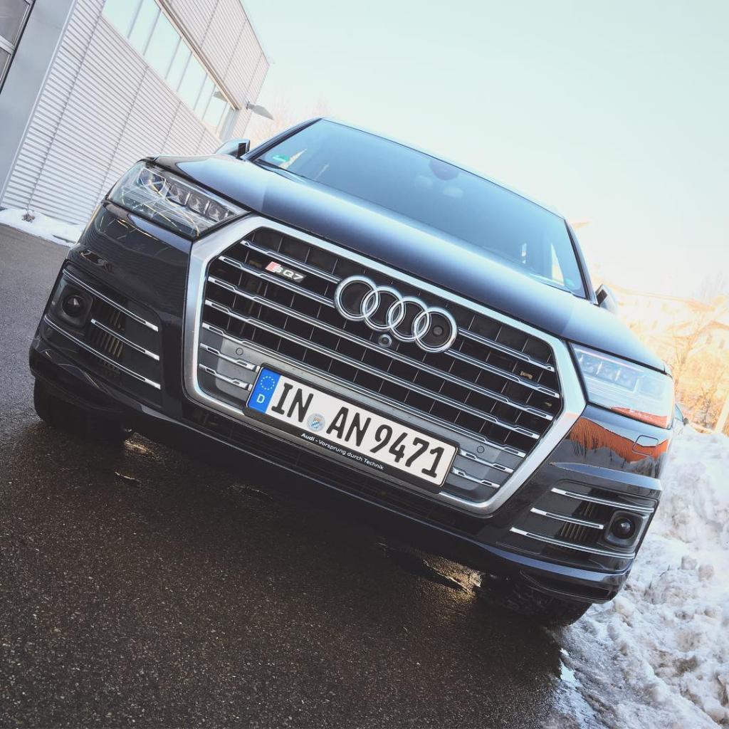 204822AUDISQ70530.jpg