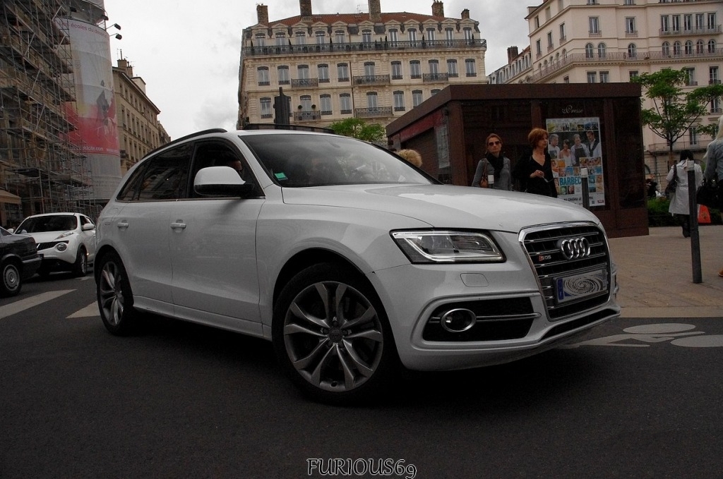 205954AUDISQ51112.jpg