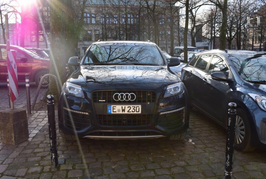 2099422133AUDIQ7V12.jpg