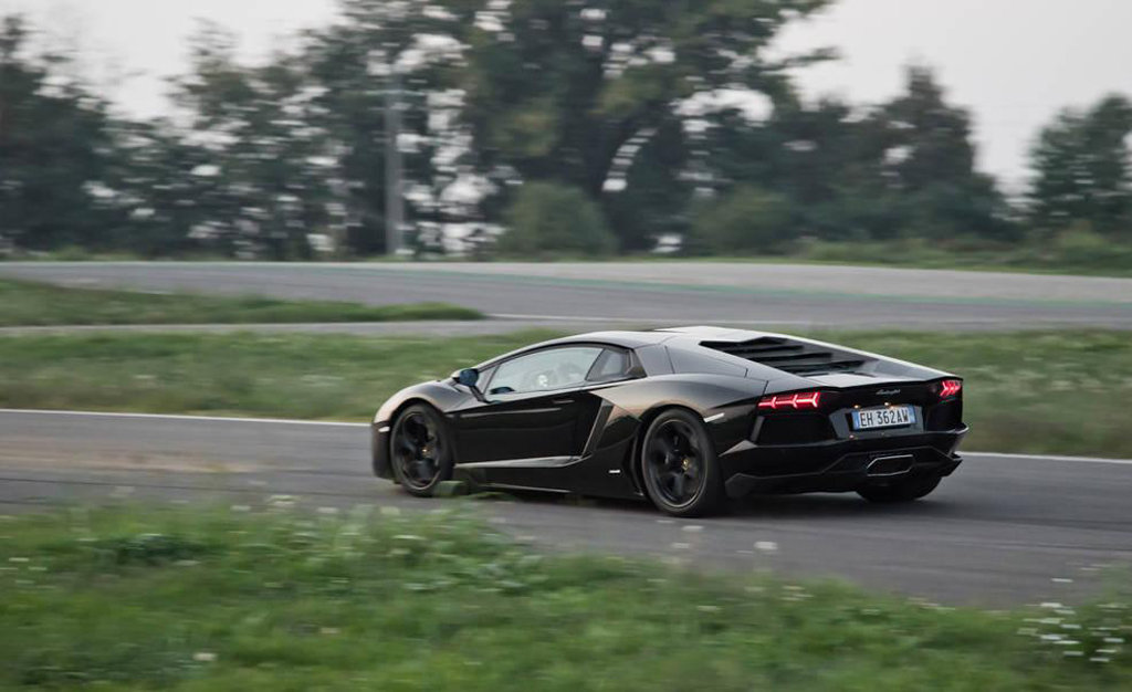 210384150LAMBORGHINIAVENTADORESQUIROU.jpg