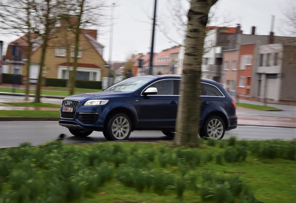 2106092143AUDIQ7V12.jpg