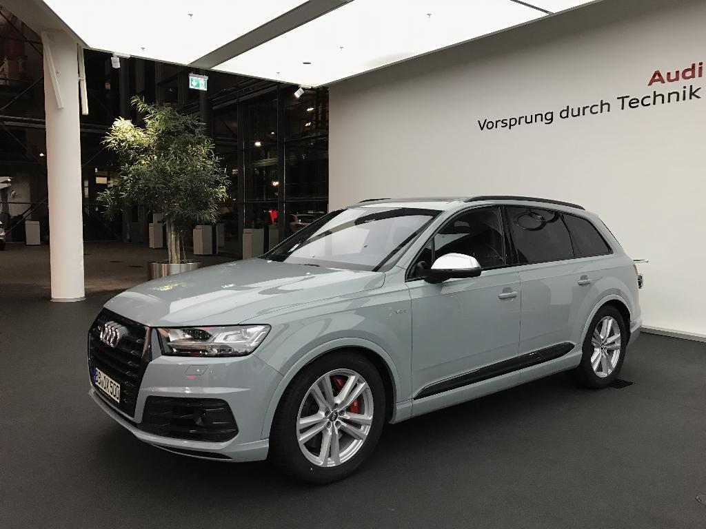 211061AUDISQ70489.jpg