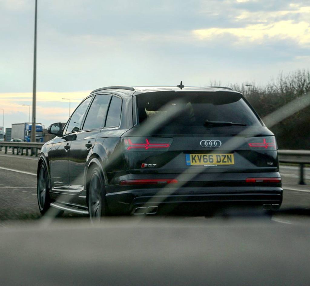 211562AUDISQ70451.jpg
