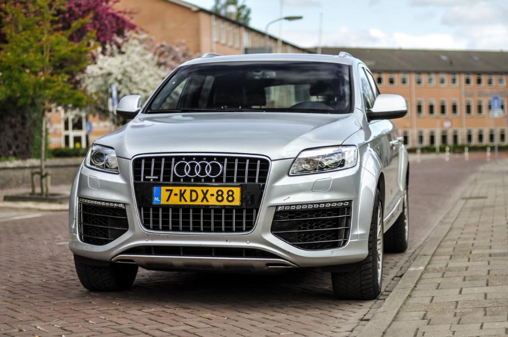 2156852154AUDIQ7V12.jpg