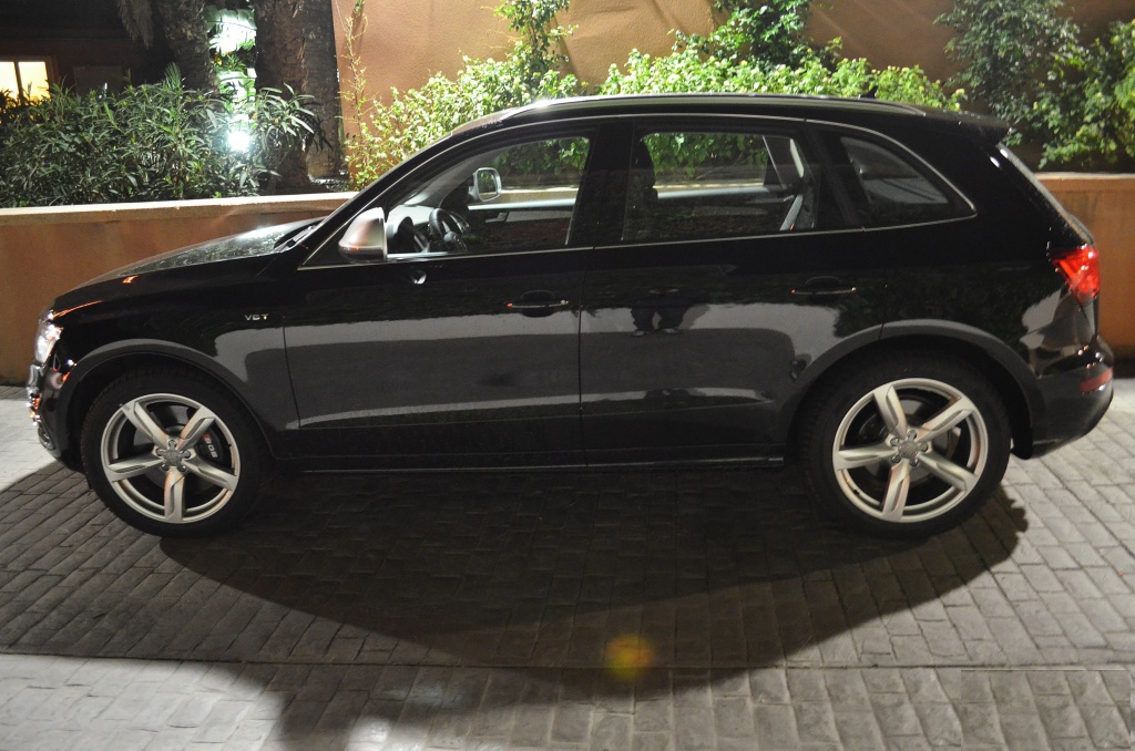 218962AUDISQ5070.jpg