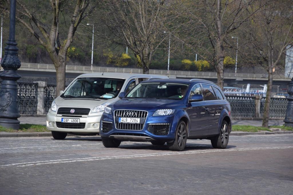 2207742169AUDIQ7V12.jpg