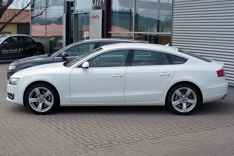 800px-Audi_A5_Sportback_2.0_TDI_Ibiswei%C3%9F_Seite.JPG