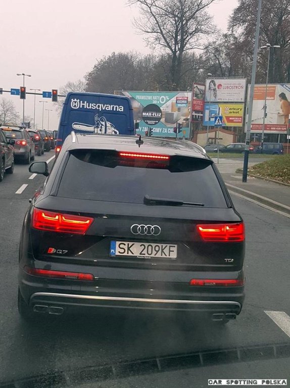226668AUDISQ70399.jpg