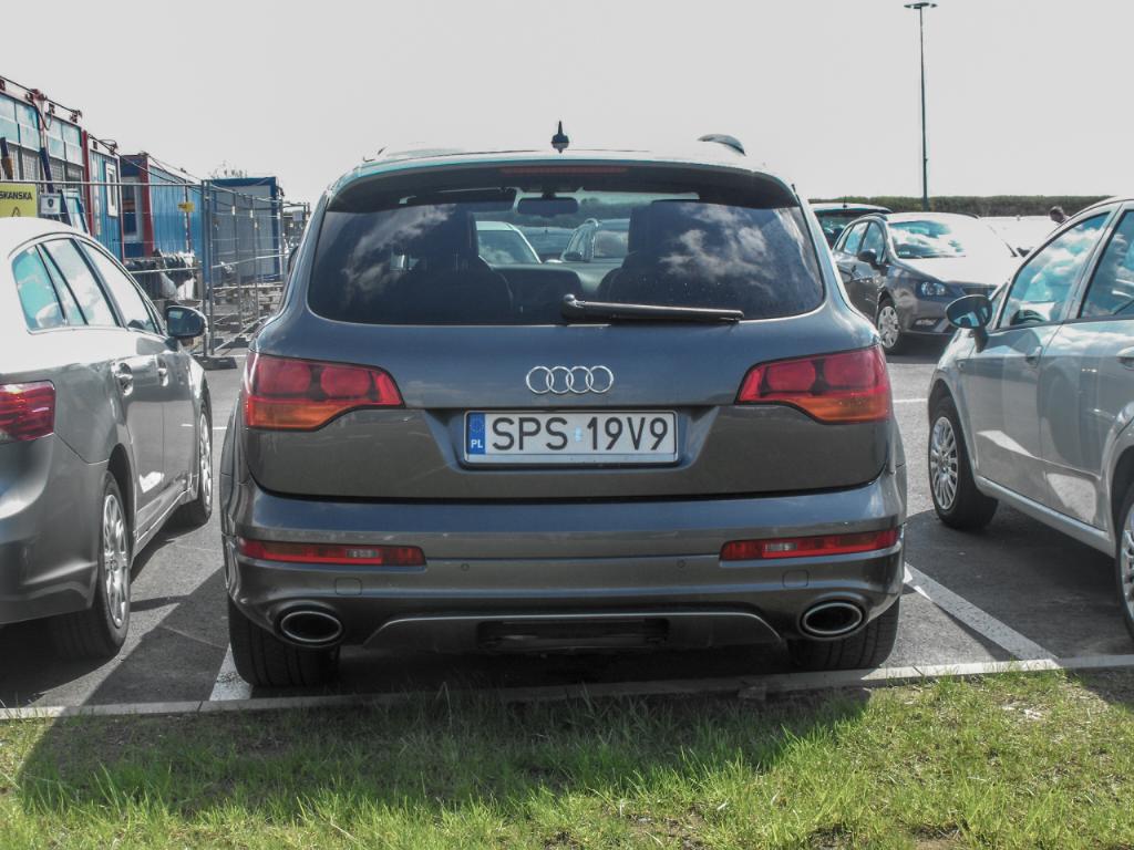 2355742136AUDIQ7V12.jpg