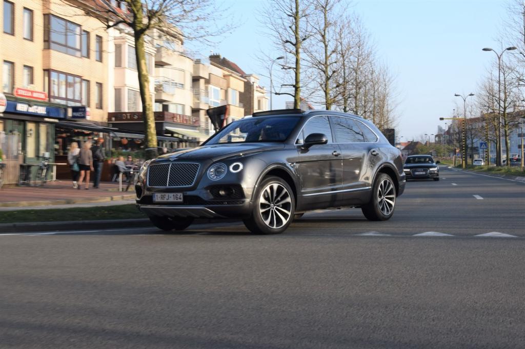 236570BENTAYGA0520.jpg