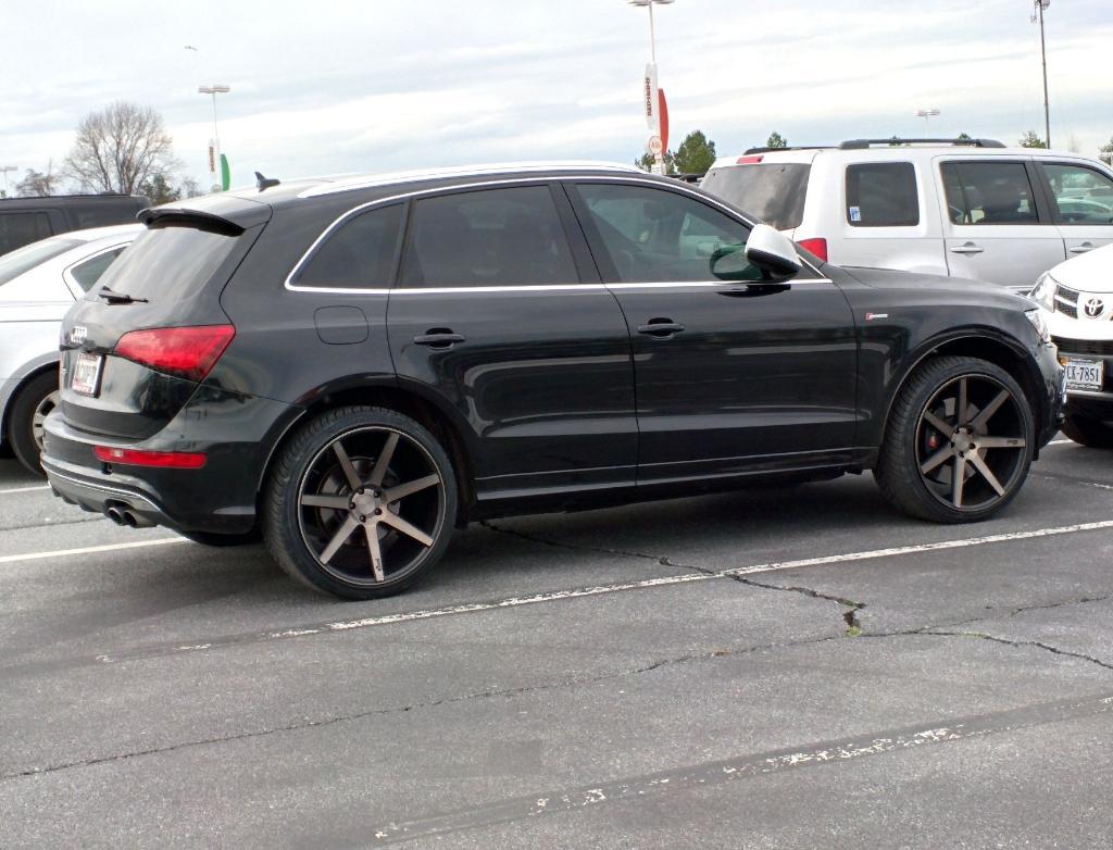 236620AUDISQ51520.jpg