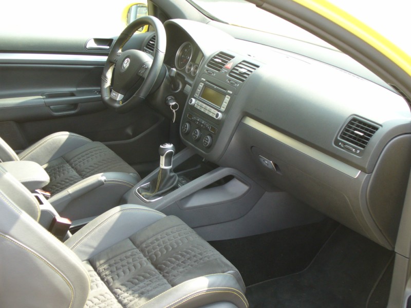 240984VW_Golf_GTI_Pirelli_12.jpg