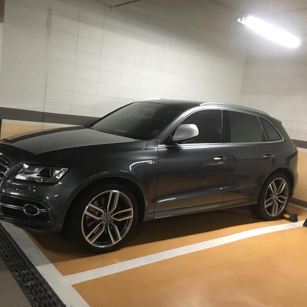 242147AUDISQ52262.jpg