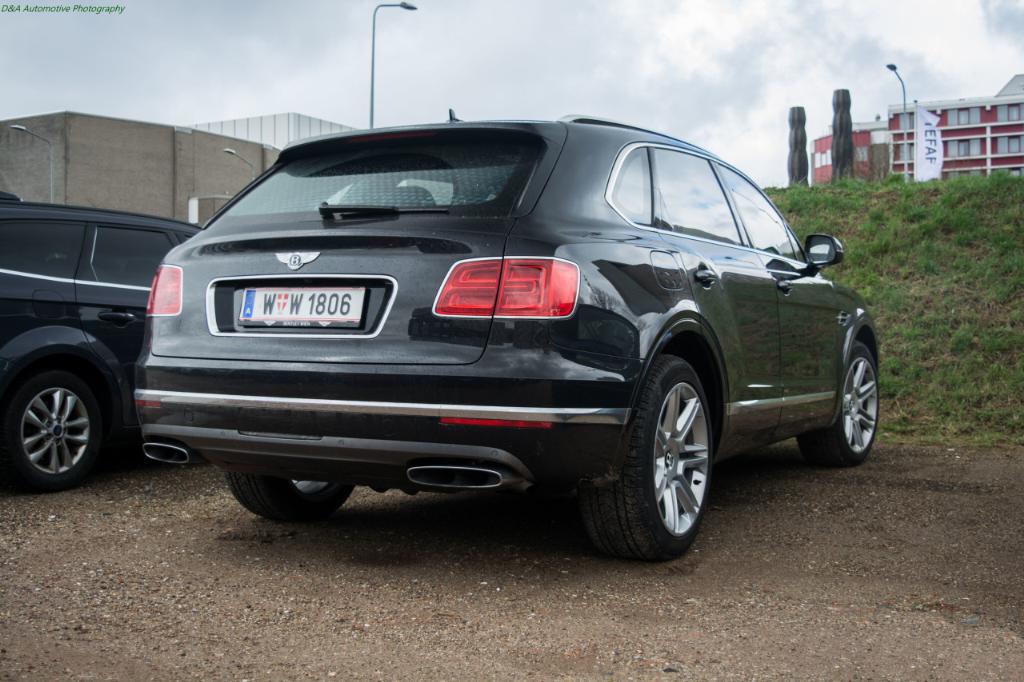245875BENTAYGA0506.jpg
