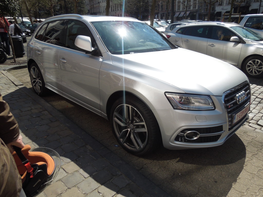 250693AUDISQ5375.jpg