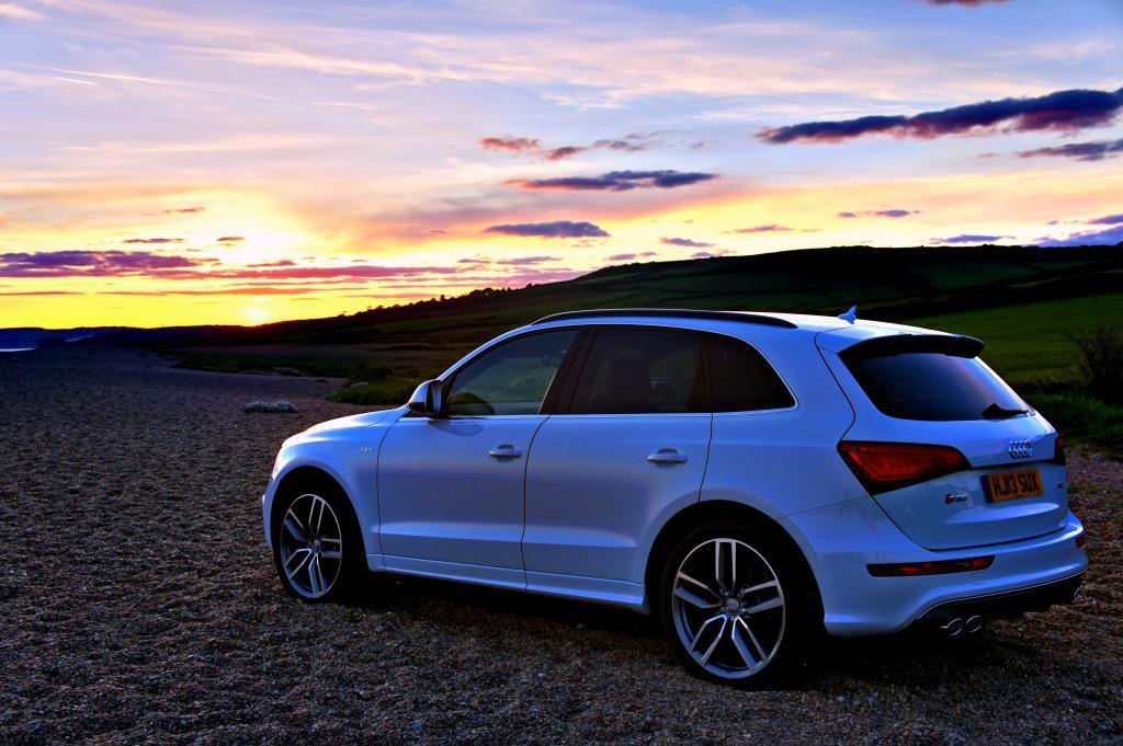 251323AUDISQ5580.jpg