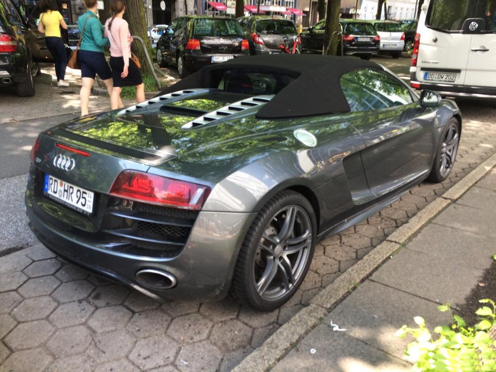 2531453649AUDIR8V10.jpg