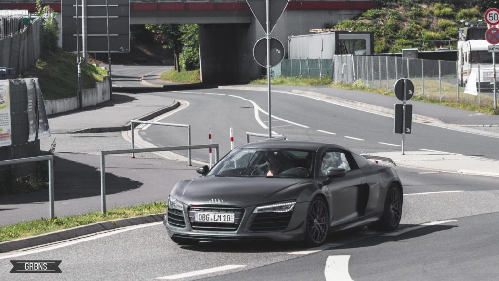 2542193867AUDIR8V10.jpg