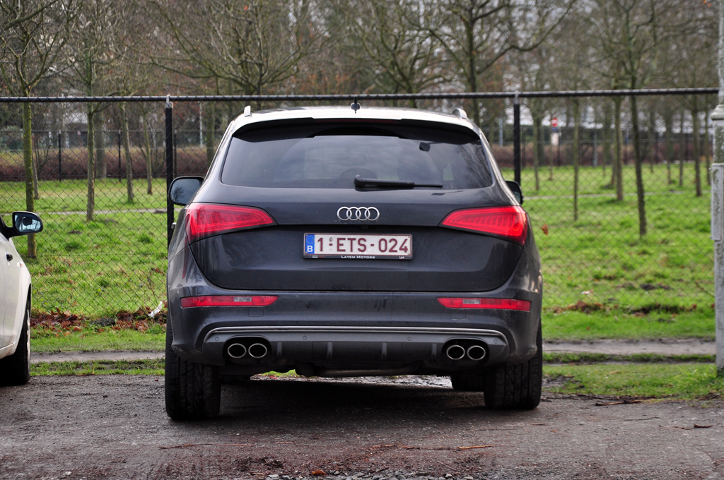 262700AUDISQ5940.jpg